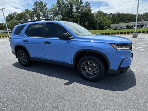 New 2025 Honda Pilot TrailSport image 2