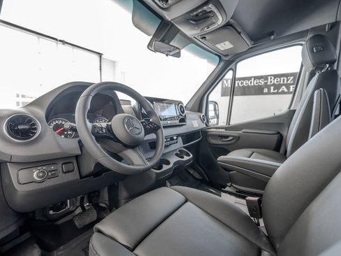 Used 2025 Mercedes-Benz Sprinter 2500 image 6