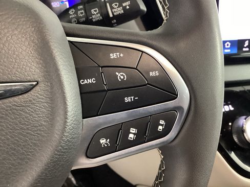 Used 2023 Chrysler Pacifica Touring-L FWD image 23