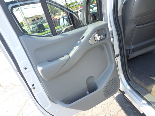 Used 2015 Nissan Frontier SL w/ Moonroof Package AWD/4WD image 31