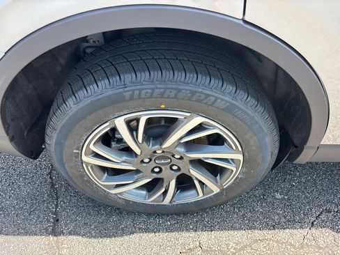 Certified 2024 Lincoln Corsair AWD image 10