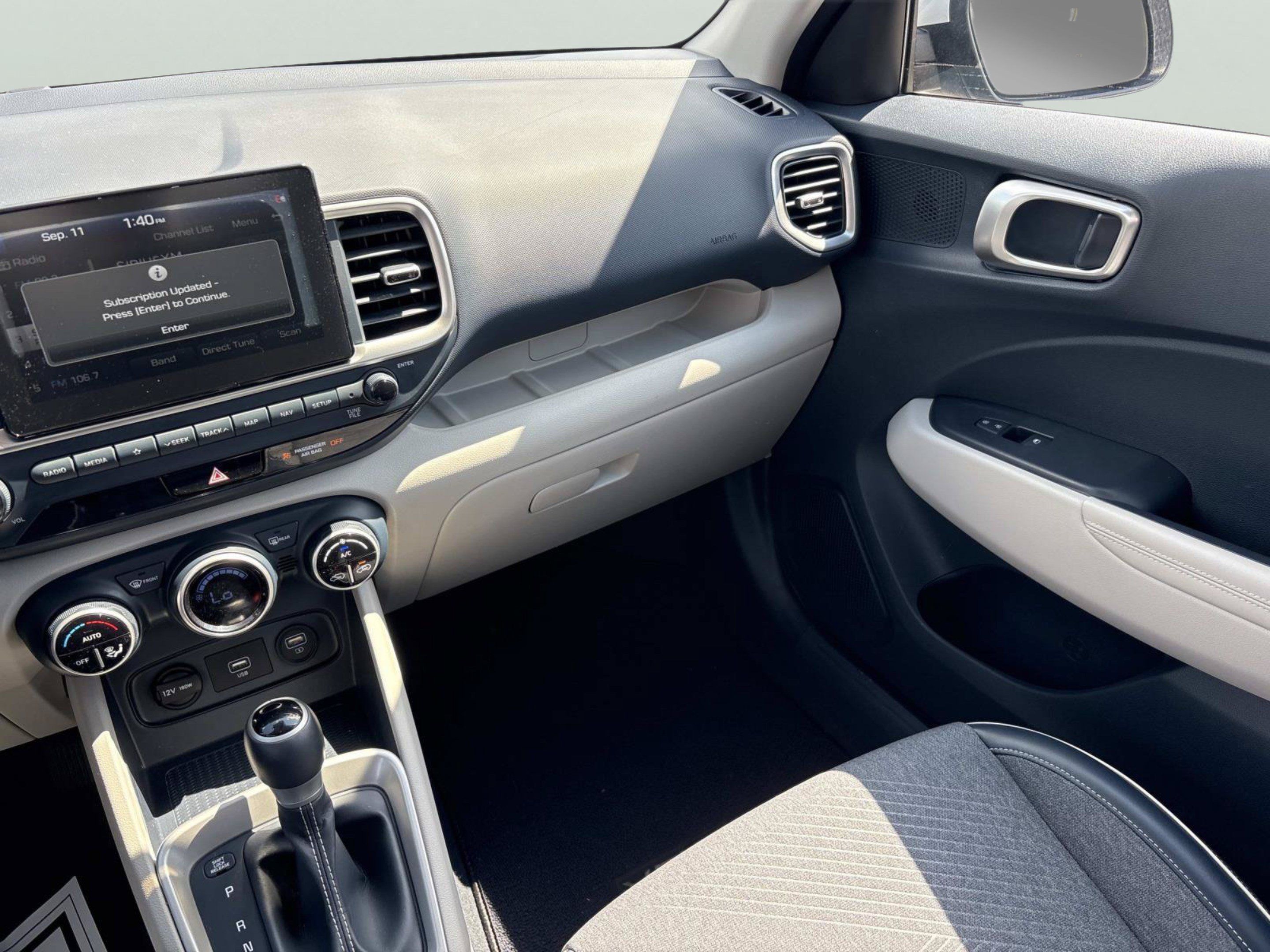 Used 2020 Hyundai Venue FWD image 11