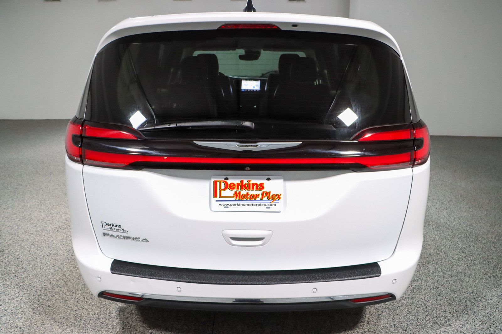 Used 2023 Chrysler Pacifica Touring-L FWD image 8