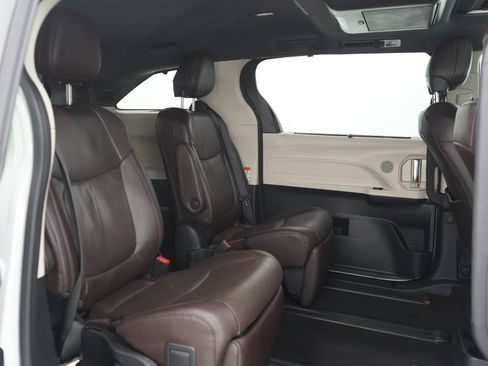 Used 2023 Toyota Sienna Platinum AWD/4WD image 12