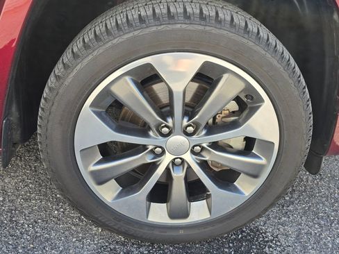 Used 2019 Jeep Cherokee Overland w/ Technology Group AWD/4WD image 28