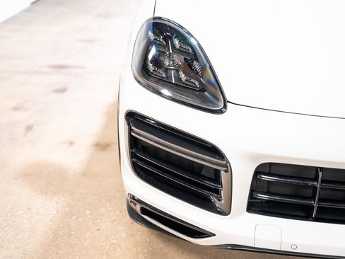 Used 2022 Porsche Cayenne Turbo S image 5