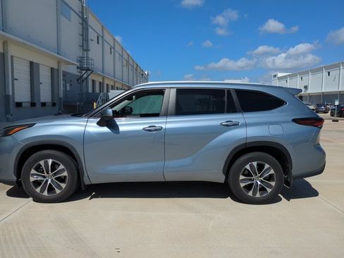 Used 2024 Toyota Highlander XLE FWD image 8