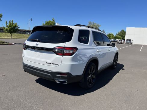 Used 2025 Honda Pilot Black Edition image 5