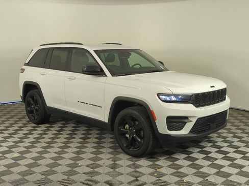 Used 2023 Jeep Grand Cherokee Altitude image 2