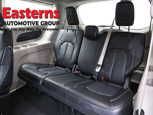 Used 2024 Chrysler Pacifica Touring-L FWD image 27