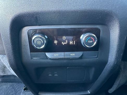 Used 2025 Chevrolet Traverse LT image 11