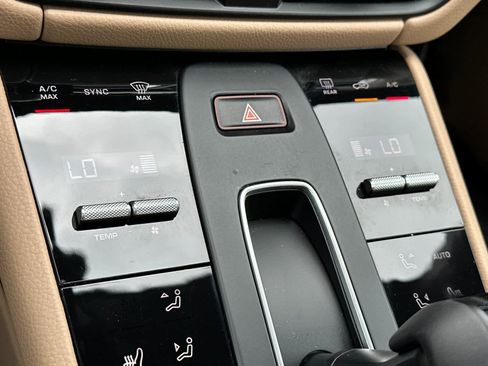 Certified 2025 Porsche Macan AWD/4WD image 24