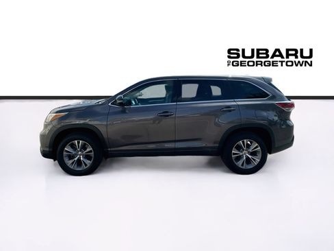 Used 2015 Toyota Highlander Plus FWD image 4