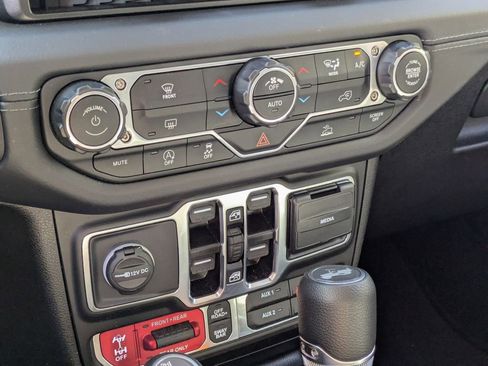 Used 2025 Jeep Wrangler Unlimited Rubicon AWD/4WD image 22