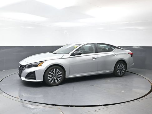 Used 2024 Nissan Altima 2.5 SV FWD image 9