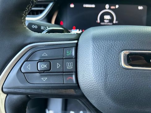 Used 2025 Jeep Grand Cherokee Altitude AWD/4WD image 16