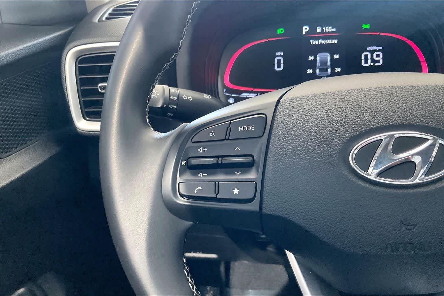 Certified 2025 Hyundai Venue SEL FWD image 24