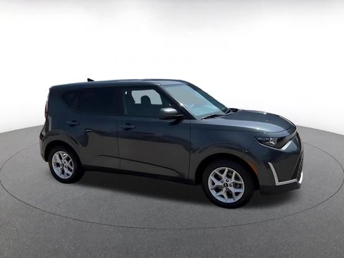 Used 2025 Kia Soul LX w/ LX Technology Package FWD image 2
