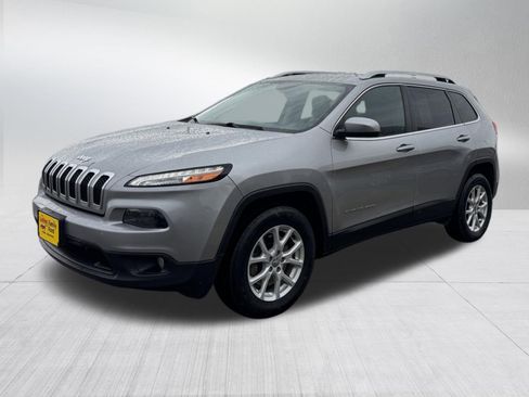 Used 2017 Jeep Cherokee Latitude w/ Cold Weather Group AWD/4WD image 3
