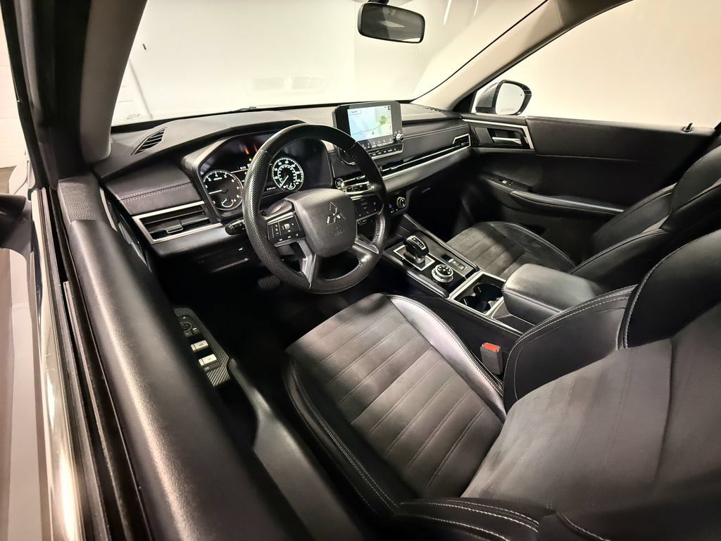 Used 2024 Mitsubishi Outlander SE AWD/4WD image 2