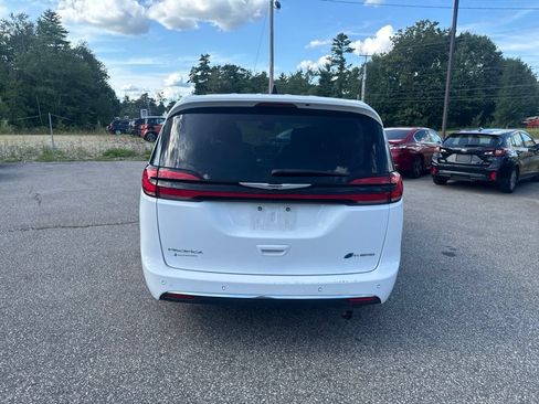 Used 2024 Chrysler Pacifica Limited FWD image 4