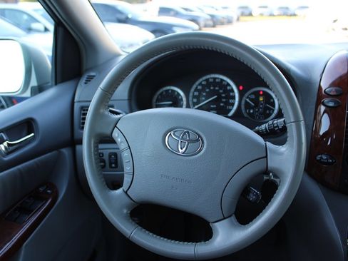 Used 2005 Toyota Sienna XLE image 17