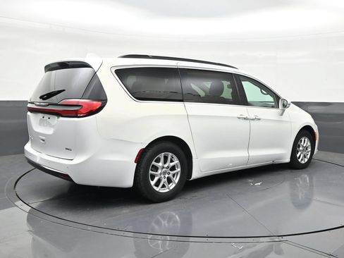 Used 2022 Chrysler Pacifica Touring-L FWD image 5