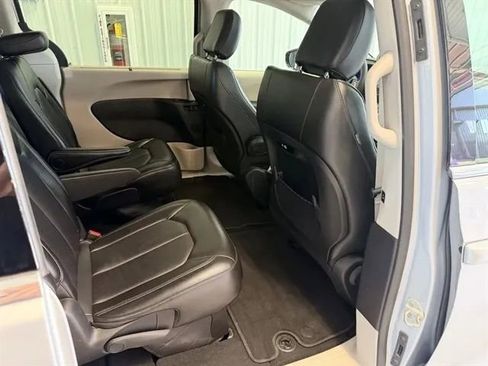 Used 2024 Chrysler Pacifica Touring-L FWD image 18