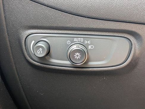 Used 2021 Chevrolet Equinox LS FWD image 11