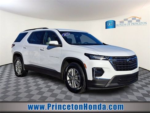 Used 2023 Chevrolet Traverse LT image 1