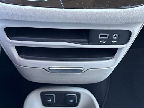 Used 2017 Chrysler Pacifica Touring-L image 27
