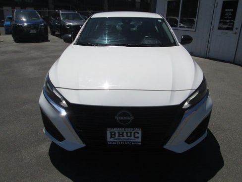 Used 2025 Nissan Altima 2.5 SV FWD image 2