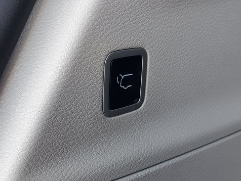Used 2023 Chrysler Pacifica Touring-L AWD/4WD image 30