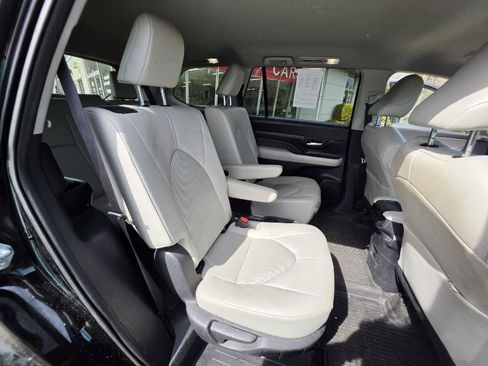 Used 2024 Toyota Grand Highlander XLE AWD/4WD image 23