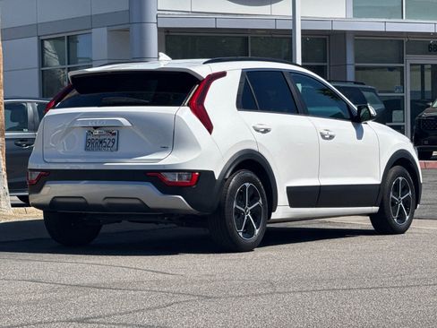 Used 2025 Kia Niro EX image 3