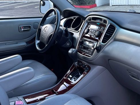 Used 2005 Toyota Highlander 2WD V6 w/ 3rd Row image 18