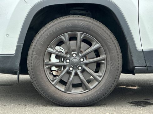 Used 2023 Jeep Cherokee Altitude Lux image 27