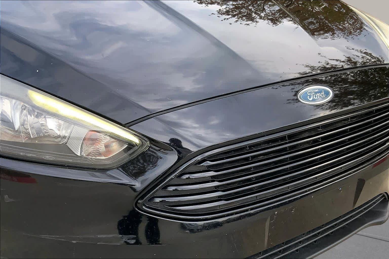 Used 2018 Ford Focus SE w/ SE Appearance Package FWD image 32