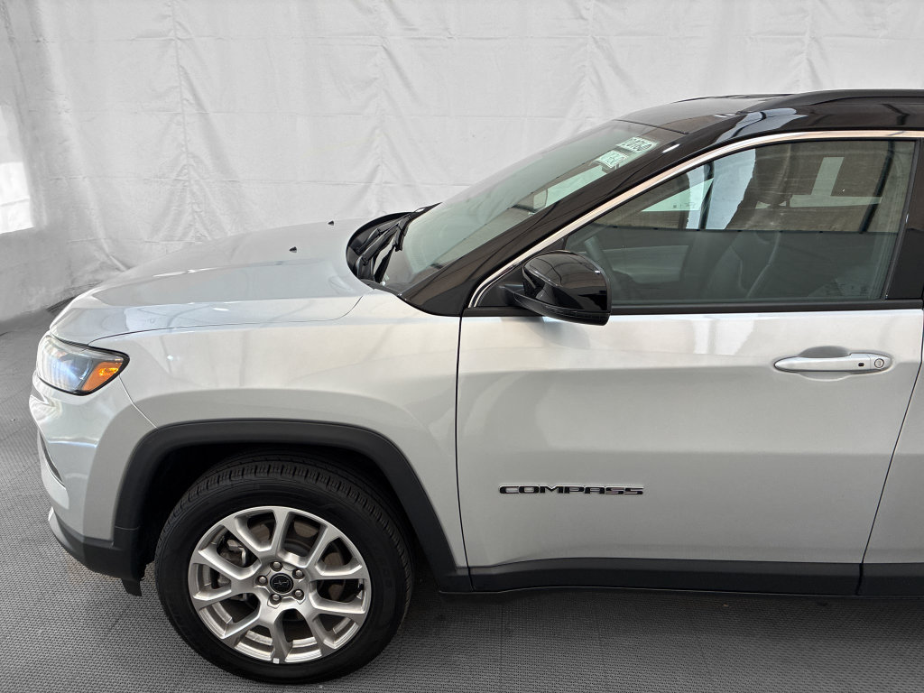 Used 2025 Jeep Compass Limited AWD/4WD image 3