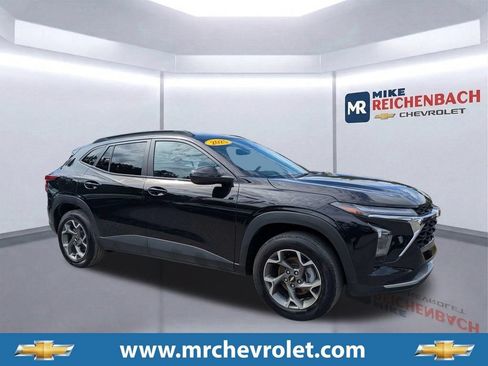 Used 2025 Chevrolet Trax LT FWD image 1