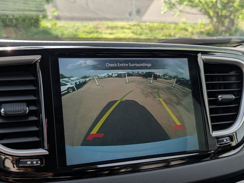 Used 2023 Chrysler Pacifica Touring-L image 21