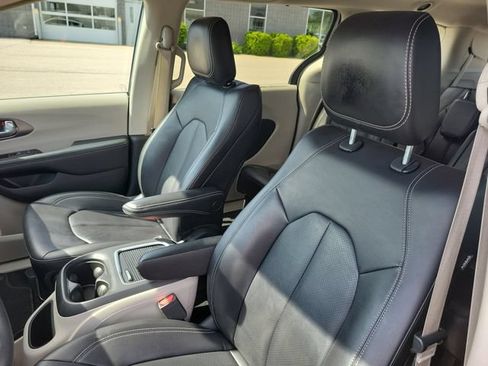 Used 2023 Chrysler Pacifica Touring-L FWD image 6