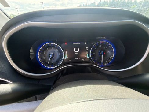 Used 2024 Chrysler Pacifica Touring-L FWD image 29