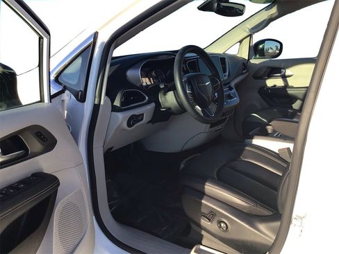 Used 2024 Chrysler Pacifica Touring-L image 9