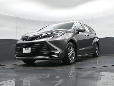Used 2023 Toyota Sienna XLE image 45