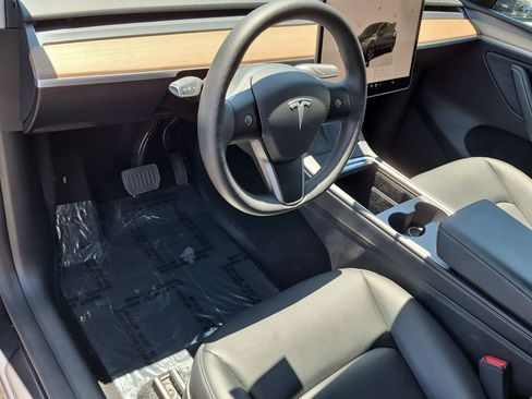 Used 2025 Tesla Model Y Long Range RWD image 9