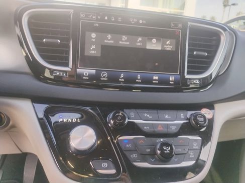 Used 2023 Chrysler Pacifica Touring-L image 10