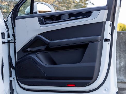 Certified 2025 Porsche Cayenne image 52