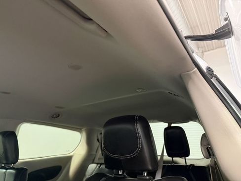 Used 2024 Chrysler Pacifica Touring-L image 9