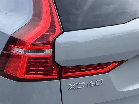 Used 2024 Volvo XC60 B5 Plus image 10